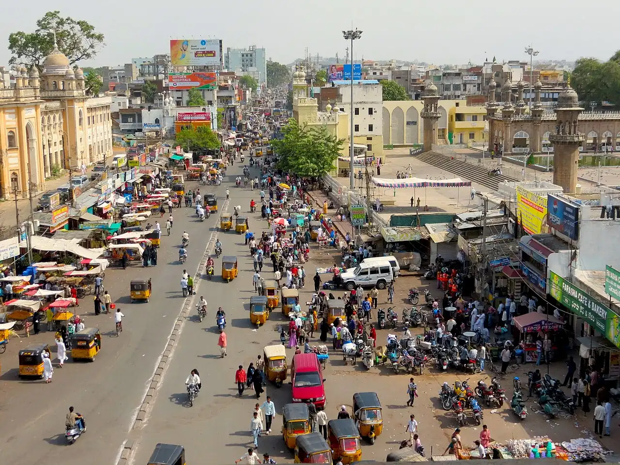 A Hyderabad street seen from Charminar